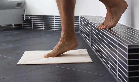 Ihr Strandbad für zu Hause. Die Wilms HygieneHolz Badmatte